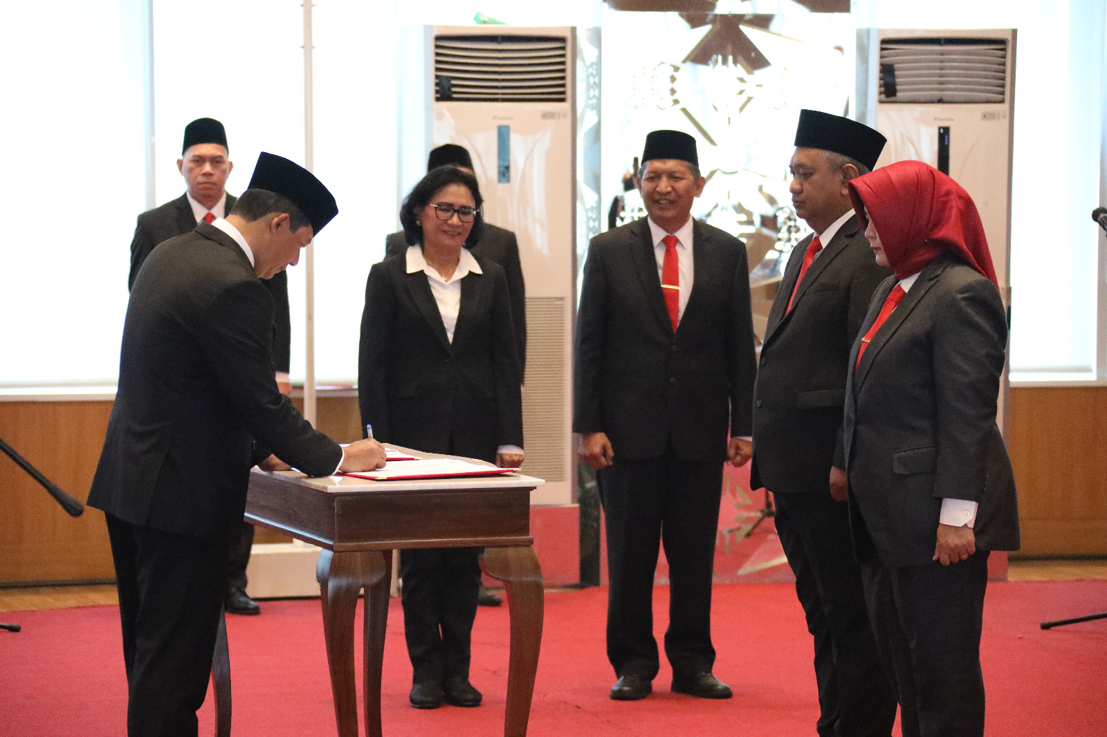Kepala BNPB Letjen TNI Suharyanto menandatangani dokumen pelantikan Pejabat Pimpinan Tinggi Madya dan Pimpinan Tinggi Pratama di Graha BNPB, Jakarta pada Selasa (21/3)